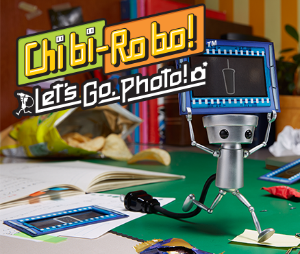 Maak foto's van alledaagse voorwerpen en help een klein robotje om een museum te vullen! Kom meer te weten op onze officiële Chibi-Robo! Let’s Go, Photo!-website
